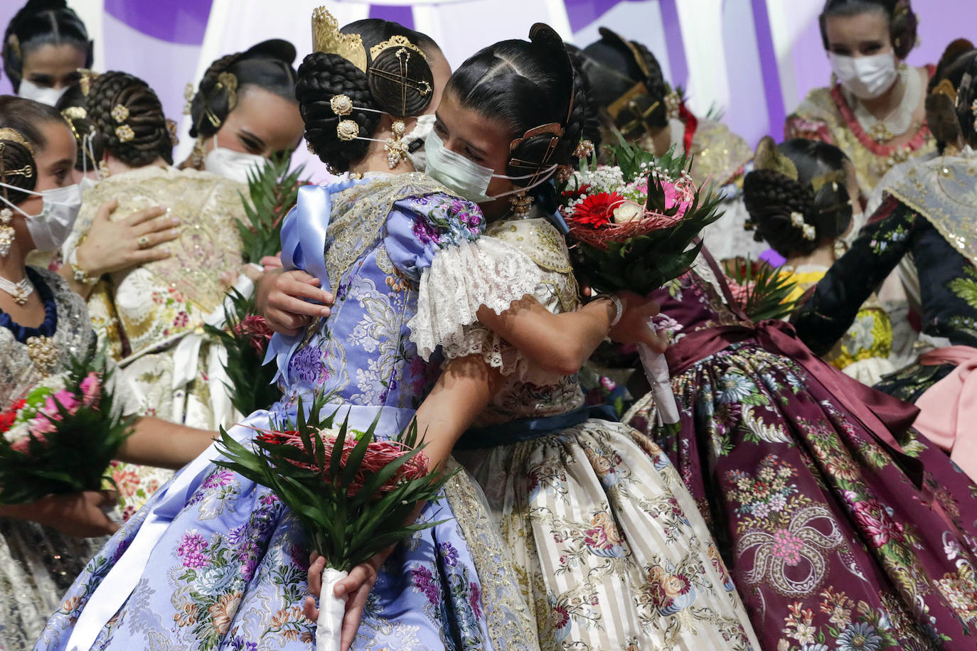 Valencia ya tiene nueva Corte de Honor para las Fallas 2022. Las 26 candidatas escucharon la noche del sábado sus nombres y desfilaron cumpliendo el sueño de convertirse en una de las posibles falleras mayores para las próximas fiestas.