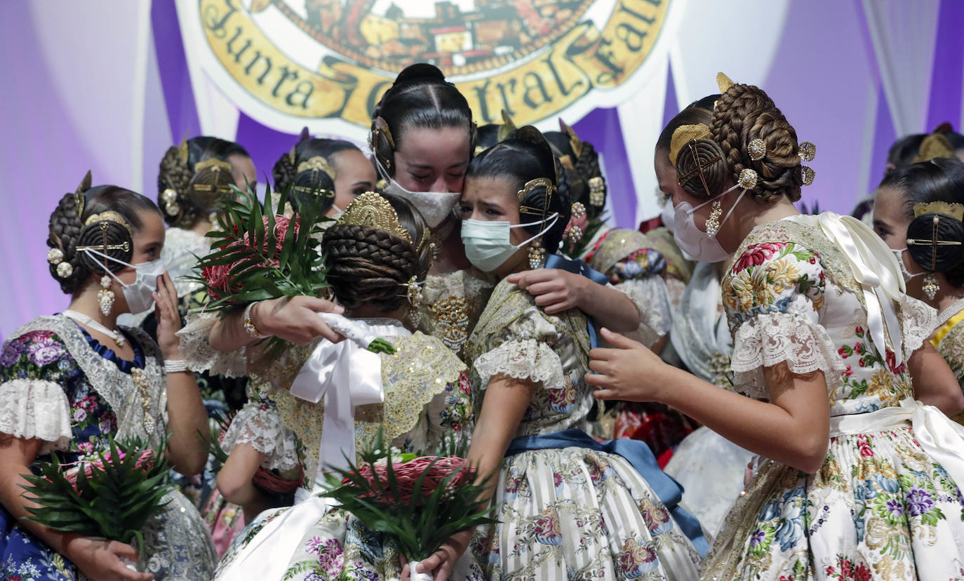 Valencia ya tiene nueva Corte de Honor para las Fallas 2022. Las 26 candidatas escucharon la noche del sábado sus nombres y desfilaron cumpliendo el sueño de convertirse en una de las posibles falleras mayores para las próximas fiestas.