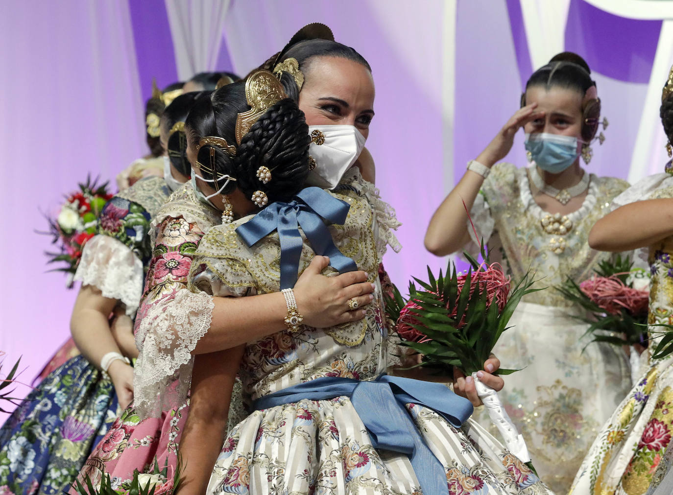 Valencia ya tiene nueva Corte de Honor para las Fallas 2022. Las 26 candidatas escucharon la noche del sábado sus nombres y desfilaron cumpliendo el sueño de convertirse en una de las posibles falleras mayores para las próximas fiestas.