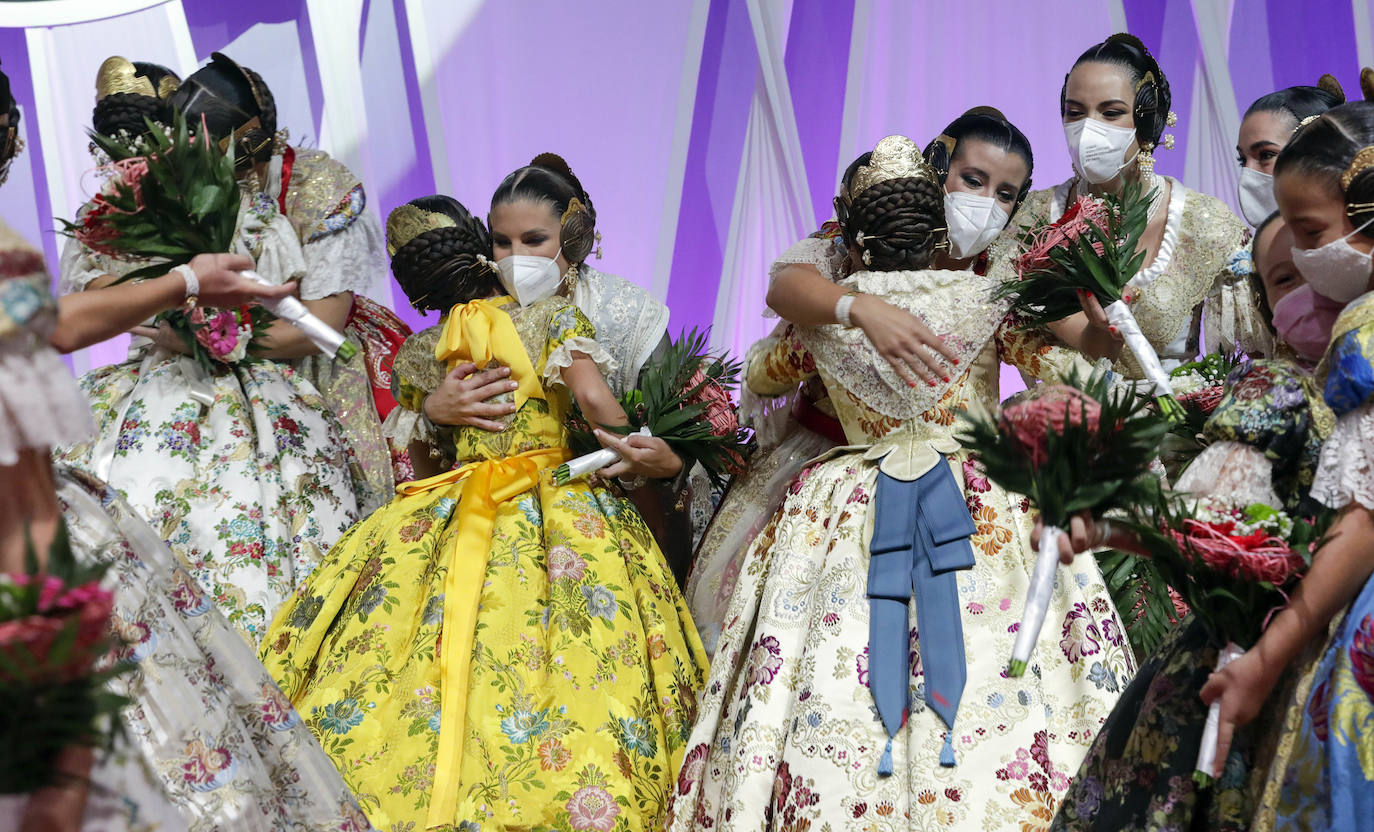 Valencia ya tiene nueva Corte de Honor para las Fallas 2022. Las 26 candidatas escucharon la noche del sábado sus nombres y desfilaron cumpliendo el sueño de convertirse en una de las posibles falleras mayores para las próximas fiestas.