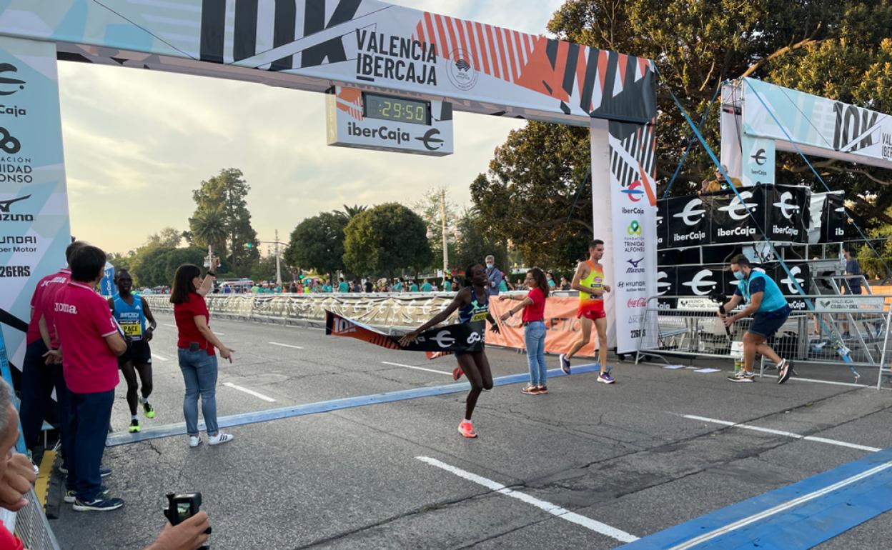 Margaret Chilemo, parando el reloj en 29:50, a siete segundos del récord del mundo 