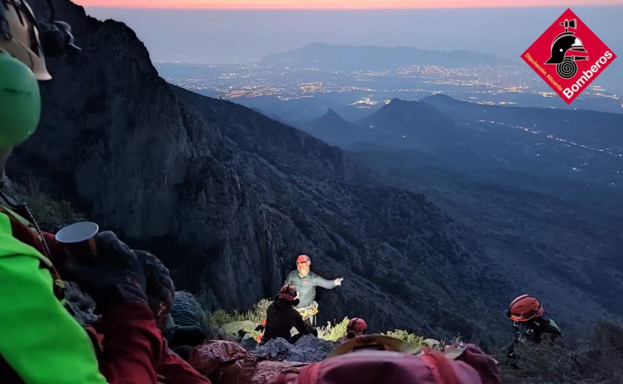 Los miembros del Grupo Especializado en Rescates de montaña coordinan el descenso del herido. 