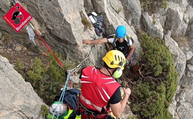 Imagen principal - Imágenes del delicado rescate del escalador esta madrugada en el Puig Campana. 