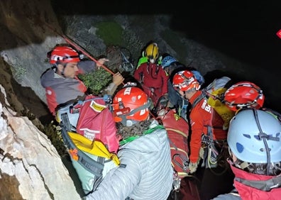 Imagen secundaria 1 - Imágenes del delicado rescate del escalador esta madrugada en el Puig Campana. 