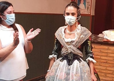 Imagen secundaria 1 - Celebración en los casales de Lucía Payá, Eva Alcahuz y Claudia Mas. 