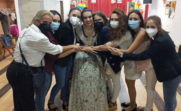 Imagen principal - Celebración en los casales de Lucía Payá, Eva Alcahuz y Claudia Mas. 