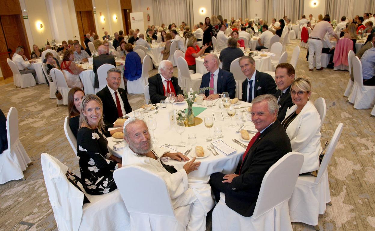  Aldo Olcese, el Padre Ángel, Toni Marí, Nicolás Merles, José Chulvi y Ripollés, en la Gala Rotary Xàbia. 