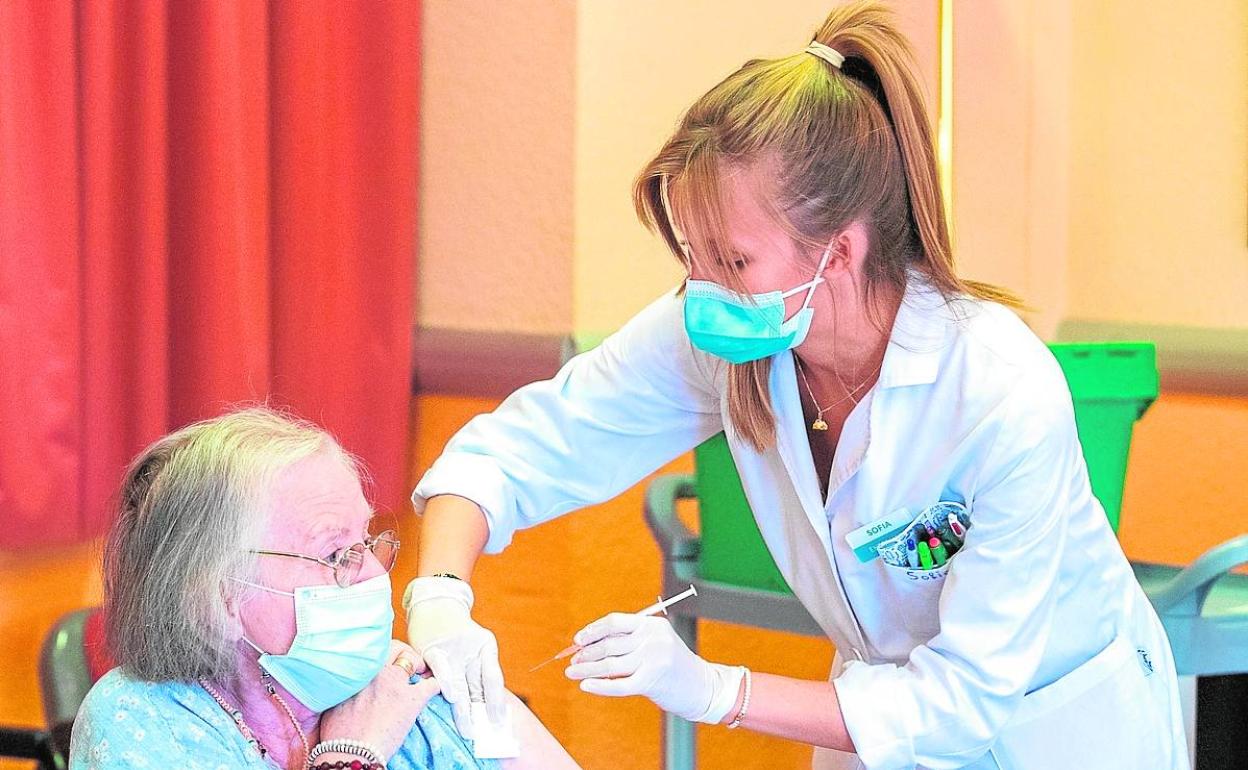 Una sanitaria inocula esta semana a una usuaria de una residencia en Zaragoza.