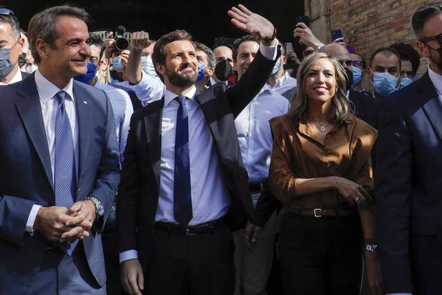 El líder del PP nacional, Pablo Casado, acudió el pasado domingo impecable a su cita con los valencianos en la Plaza de Toros. Vestido con traje oscuro, una corbata azul marino y zapatos, su 'look' contrastaba con el de Carlos Mazón, que se presentó en el encuentro popular vestido de manera informal, con corbata y con deportivas beige. 