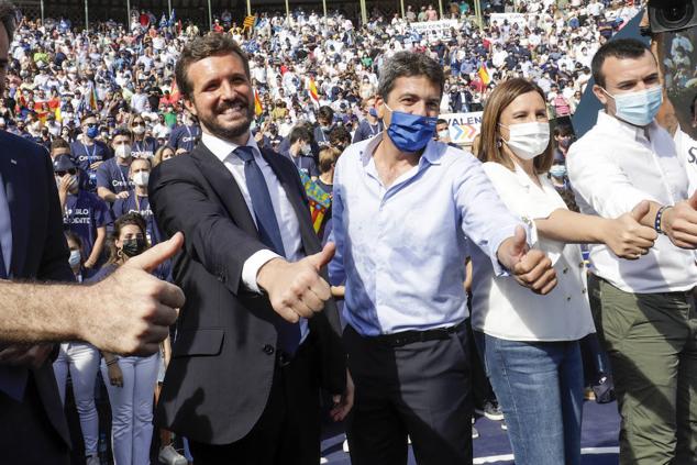 El líder del PP nacional, Pablo Casado, acudió el pasado domingo impecable a su cita con los valencianos en la Plaza de Toros. Vestido con traje oscuro, una corbata azul marino y zapatos, su 'look' contrastaba con el de Carlos Mazón, que se presentó en el encuentro popular vestido de manera informal, con corbata y con deportivas beige. 