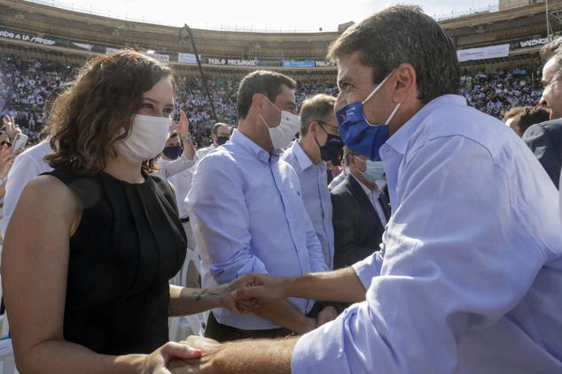 El líder del PP nacional, Pablo Casado, acudió el pasado domingo impecable a su cita con los valencianos en la Plaza de Toros. Vestido con traje oscuro, una corbata azul marino y zapatos, su 'look' contrastaba con el de Carlos Mazón, que se presentó en el encuentro popular vestido de manera informal, con corbata y con deportivas beige. 