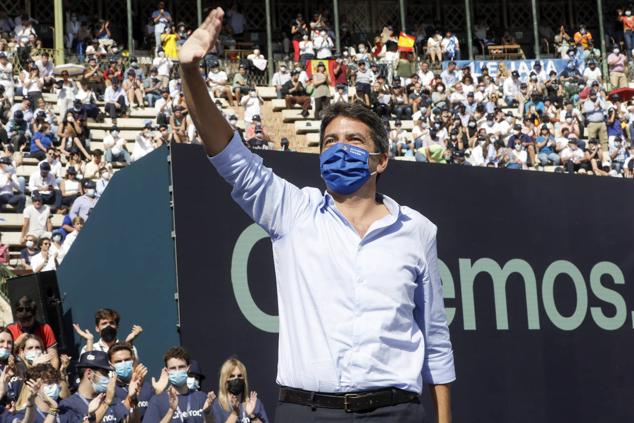 El líder del PP nacional, Pablo Casado, acudió el pasado domingo impecable a su cita con los valencianos en la Plaza de Toros. Vestido con traje oscuro, una corbata azul marino y zapatos, su 'look' contrastaba con el de Carlos Mazón, que se presentó en el encuentro popular vestido de manera informal, con corbata y con deportivas beige. 