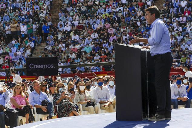 El líder del PP nacional, Pablo Casado, acudió el pasado domingo impecable a su cita con los valencianos en la Plaza de Toros. Vestido con traje oscuro, una corbata azul marino y zapatos, su 'look' contrastaba con el de Carlos Mazón, que se presentó en el encuentro popular vestido de manera informal, con corbata y con deportivas beige. 