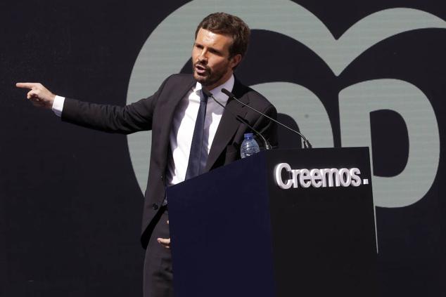 El líder del PP nacional, Pablo Casado, acudió el pasado domingo impecable a su cita con los valencianos en la Plaza de Toros. Vestido con traje oscuro, una corbata azul marino y zapatos, su 'look' contrastaba con el de Carlos Mazón, que se presentó en el encuentro popular vestido de manera informal, con corbata y con deportivas beige. 