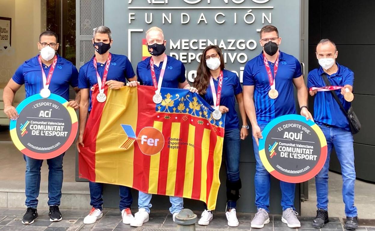 Kim López, Héctor Català, Iván Cano, Míriam Martínez, Héctor Cabrera y Ricardo Ten, ayer en la puerta de la sede de la Fundación Trinidad alfonso. 
