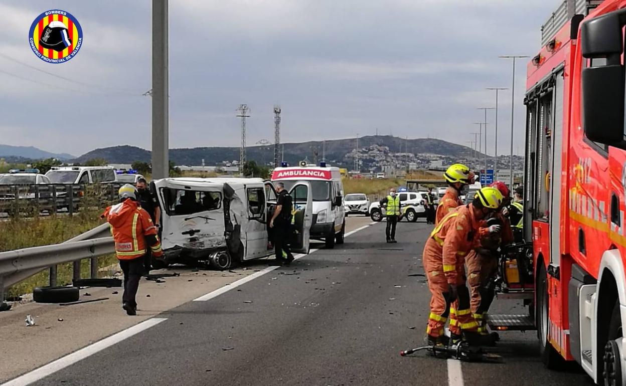 Los bomberos  actúan en el accidente. 