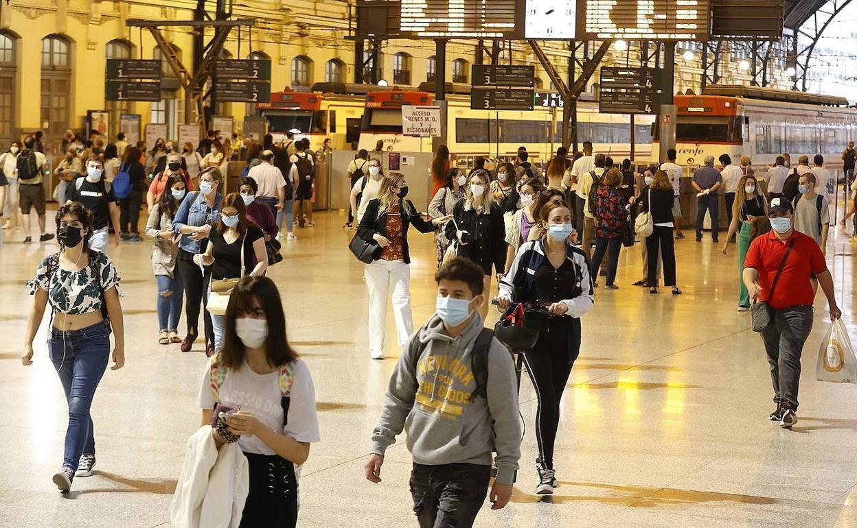 Usuarios de Renfe en la Estación del Norte de Valencia durante la huelga de maquinistas.