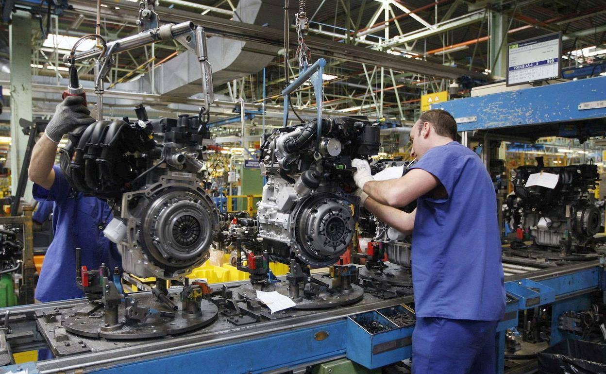 Trabajadores en la planta de Ford Almussafes.