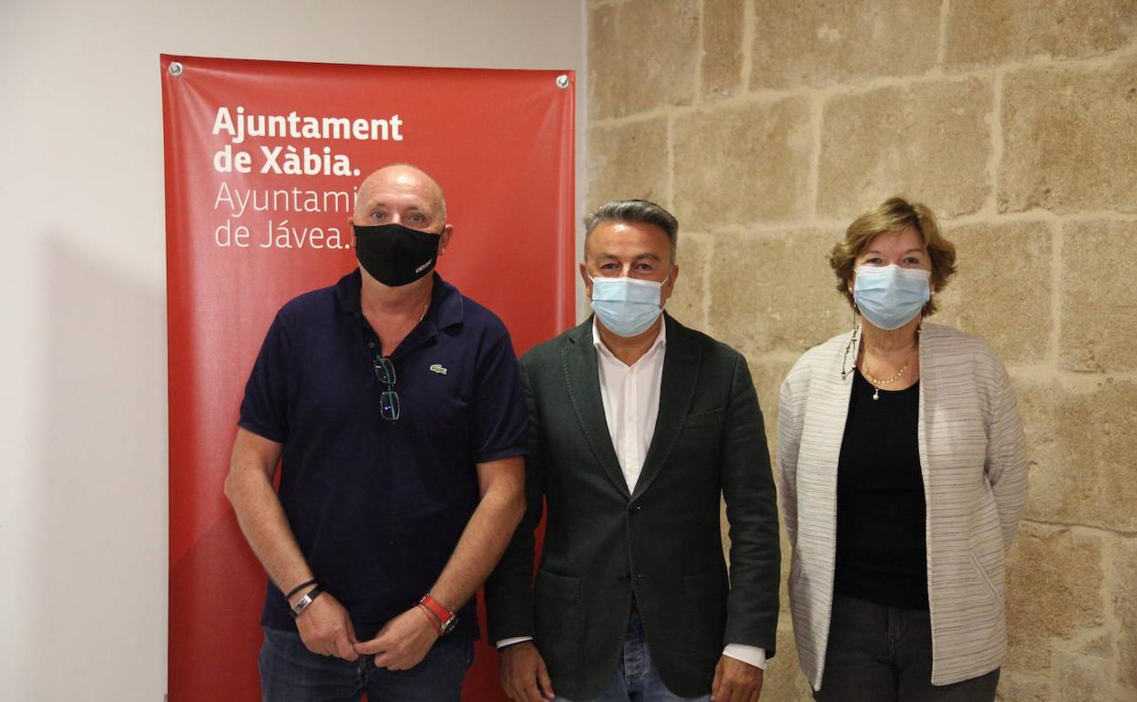 Juan Ortolá, de Ciudadanos por Jávea, junto a José Chulvi e Isabel Bolufer. 