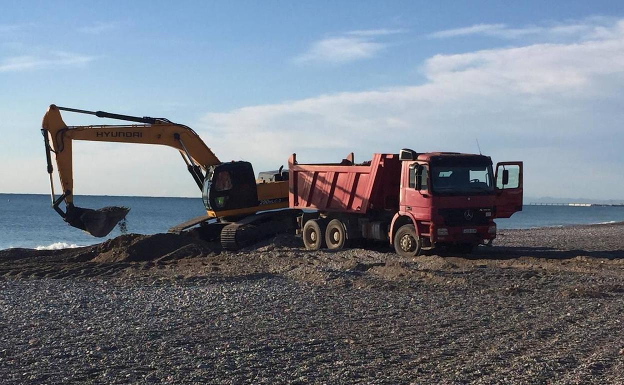 Labores efectuadas en la mañana de ayer en la playa de Corinto, en Sagunto. 