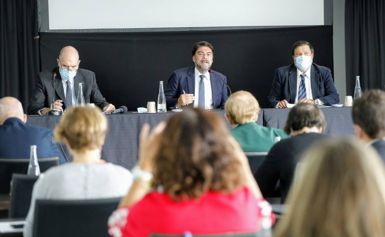 El alcalde de Alicante, Luis Barcala, interviene en la presentación de los resultados del estudio de Osur. 