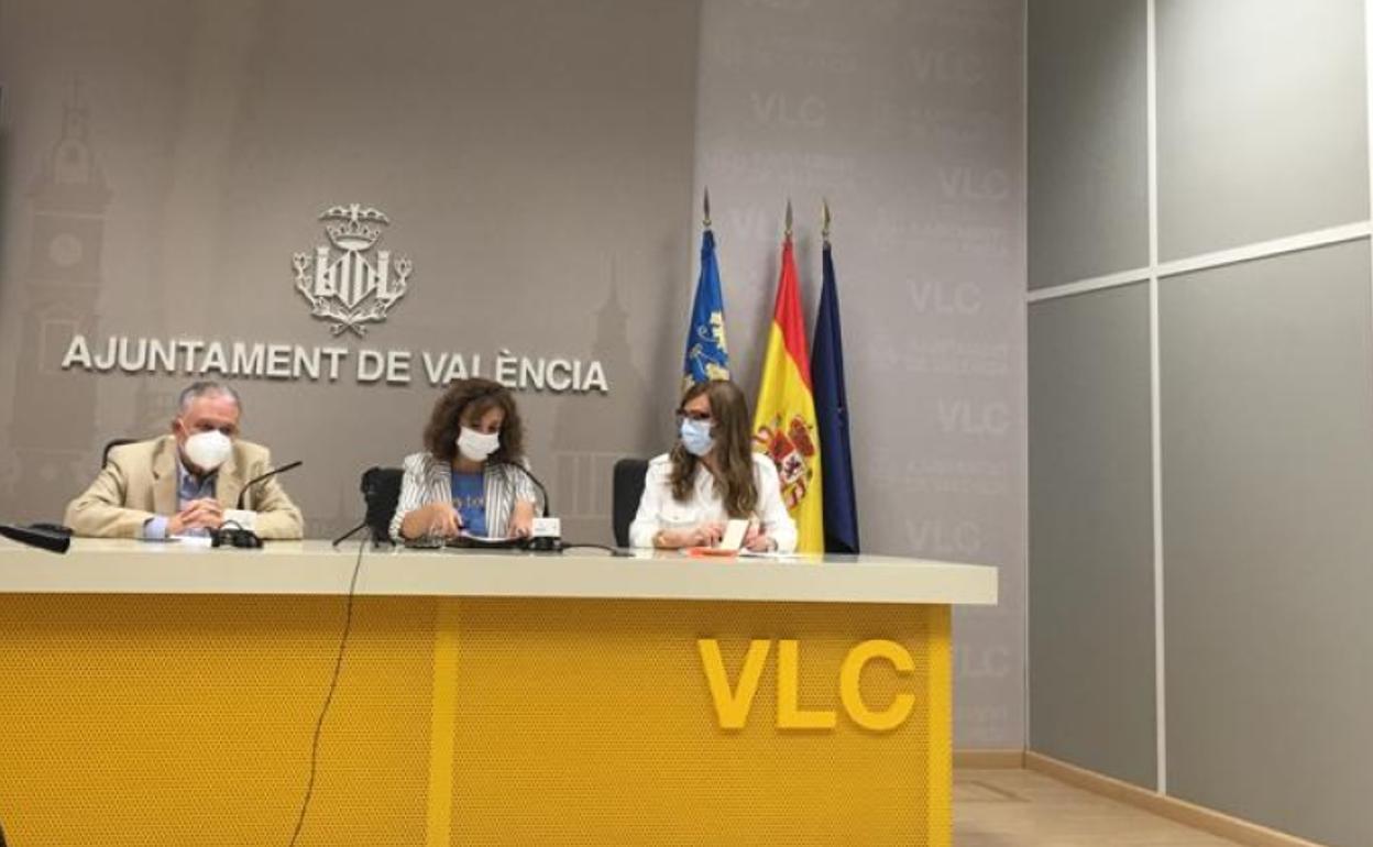 El presidente de la Asociación Española de Críticos Literarios (AECL), Ángel Basanta, la concejal de Ación Cultural, Maite Ibáñez, y la directora de l'Aula de Poesia del Vicerectorat de Cultura de la Universitat de València, Xelo Candel. 