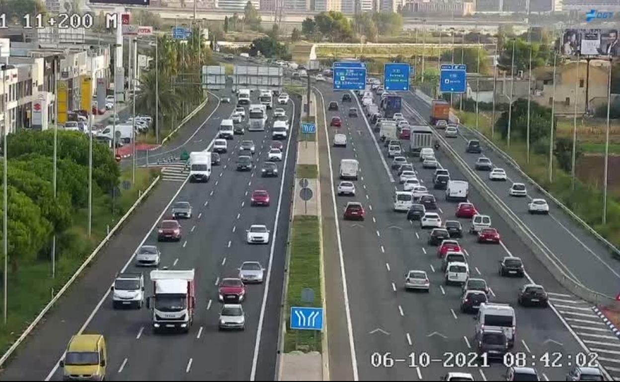 Atascos de tráfico en Valencia | Tres accidentes complican el tráfico para entrar a Valencia esta mañana