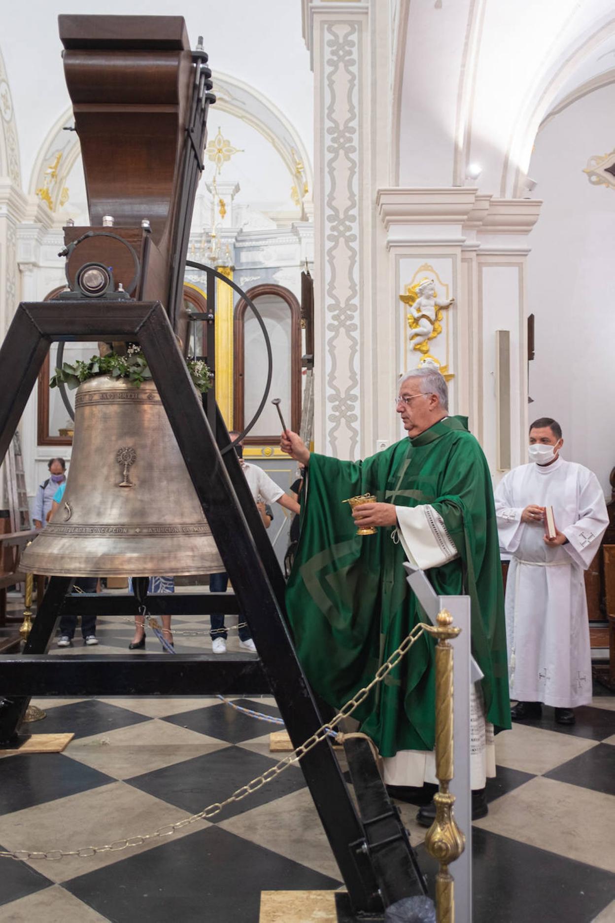 La iglesia de San Jorge recupera en Paiporta su última campana