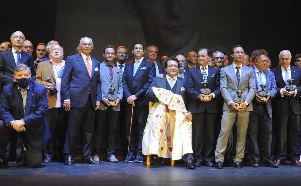 Foto de familia de los premiados en la gala 'Toros con el Soro'. 