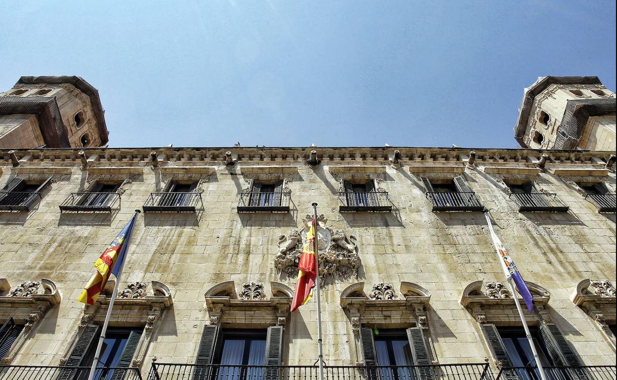 Fachada principal del Ayuntamiento de Alicante. 