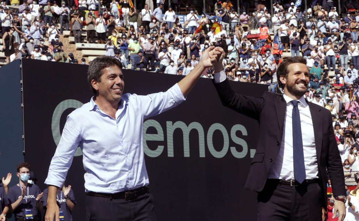 Carlos Mazón y Pablo Casado, el pasado domingo en la plaza de toros de Valencia. 