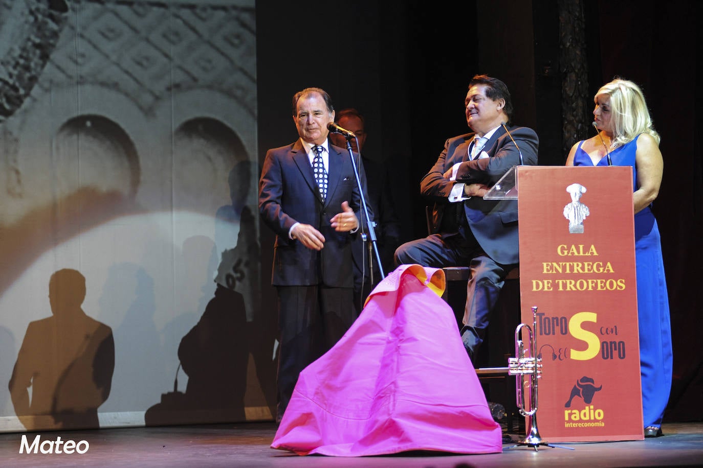 La gala de 'Toros con el Soro' celebrado este martes ha reunido a figuras del toreo y del espectáculo, así como aficionados, en el Teatro Olympia. Cayetano, Ortega Cano, Los del Río o Enrique Cerezo han sido algunos de los premiados. 