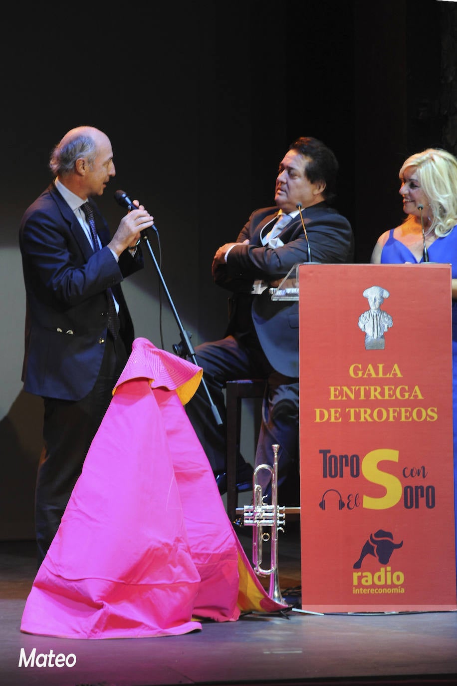 La gala de 'Toros con el Soro' celebrado este martes ha reunido a figuras del toreo y del espectáculo, así como aficionados, en el Teatro Olympia. Cayetano, Ortega Cano, Los del Río o Enrique Cerezo han sido algunos de los premiados. 