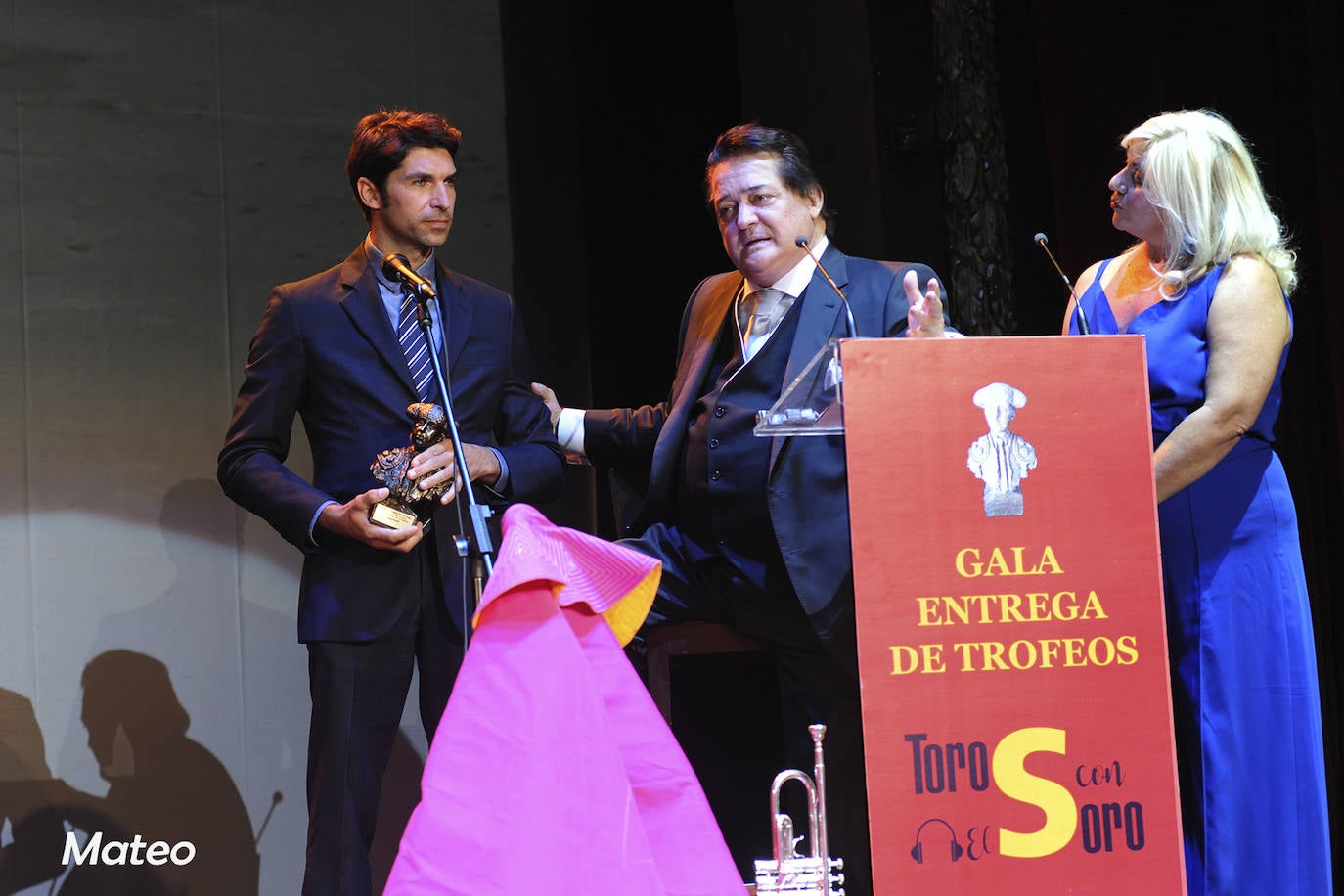 La gala de 'Toros con el Soro' celebrado este martes ha reunido a figuras del toreo y del espectáculo, así como aficionados, en el Teatro Olympia. Cayetano, Ortega Cano, Los del Río o Enrique Cerezo han sido algunos de los premiados. 