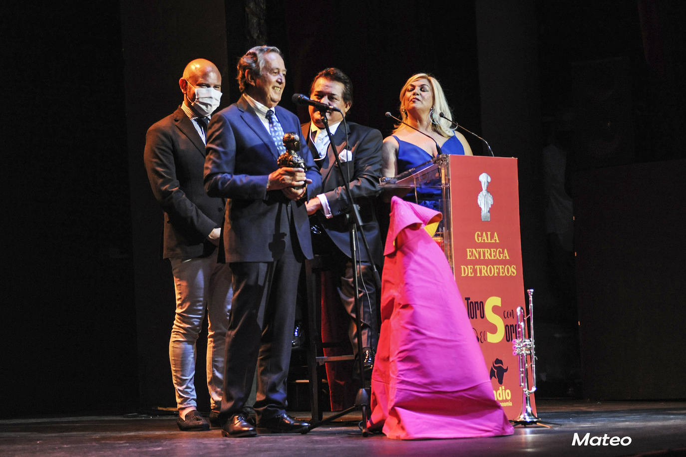 La gala de 'Toros con el Soro' celebrado este martes ha reunido a figuras del toreo y del espectáculo, así como aficionados, en el Teatro Olympia. Cayetano, Ortega Cano, Los del Río o Enrique Cerezo han sido algunos de los premiados. 