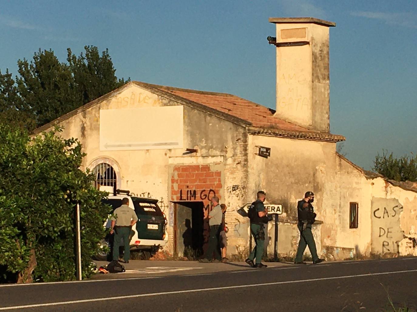 Unos operarios han abierto un agujero con mazas para que puedan entrar los agentes.