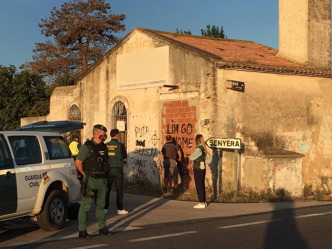 Unos operarios han abierto un agujero con mazas para que puedan entrar los agentes.