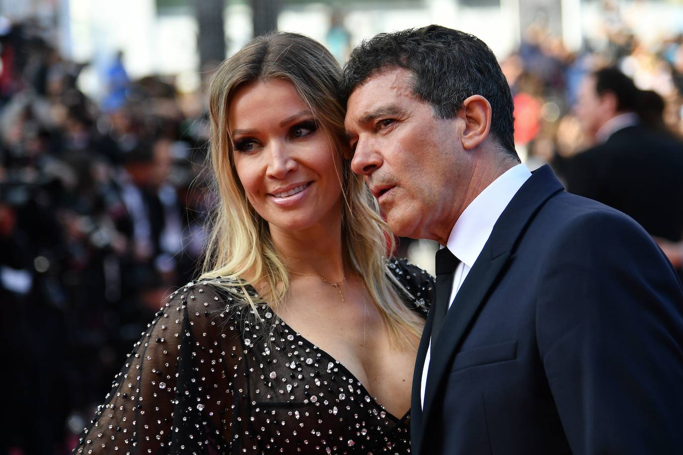 Antonio Banderas y Nicole Kimpel llevan siete años de noviazgo. Son una de las parejas de moda del universo del cine y aunque la alemana se mantiene alejada de los focos, es la mano derecha del actor. Nicole es una apasionada de la moda y una experta en banca. Tiene una hermana gemela con la que comparte una empresa. 