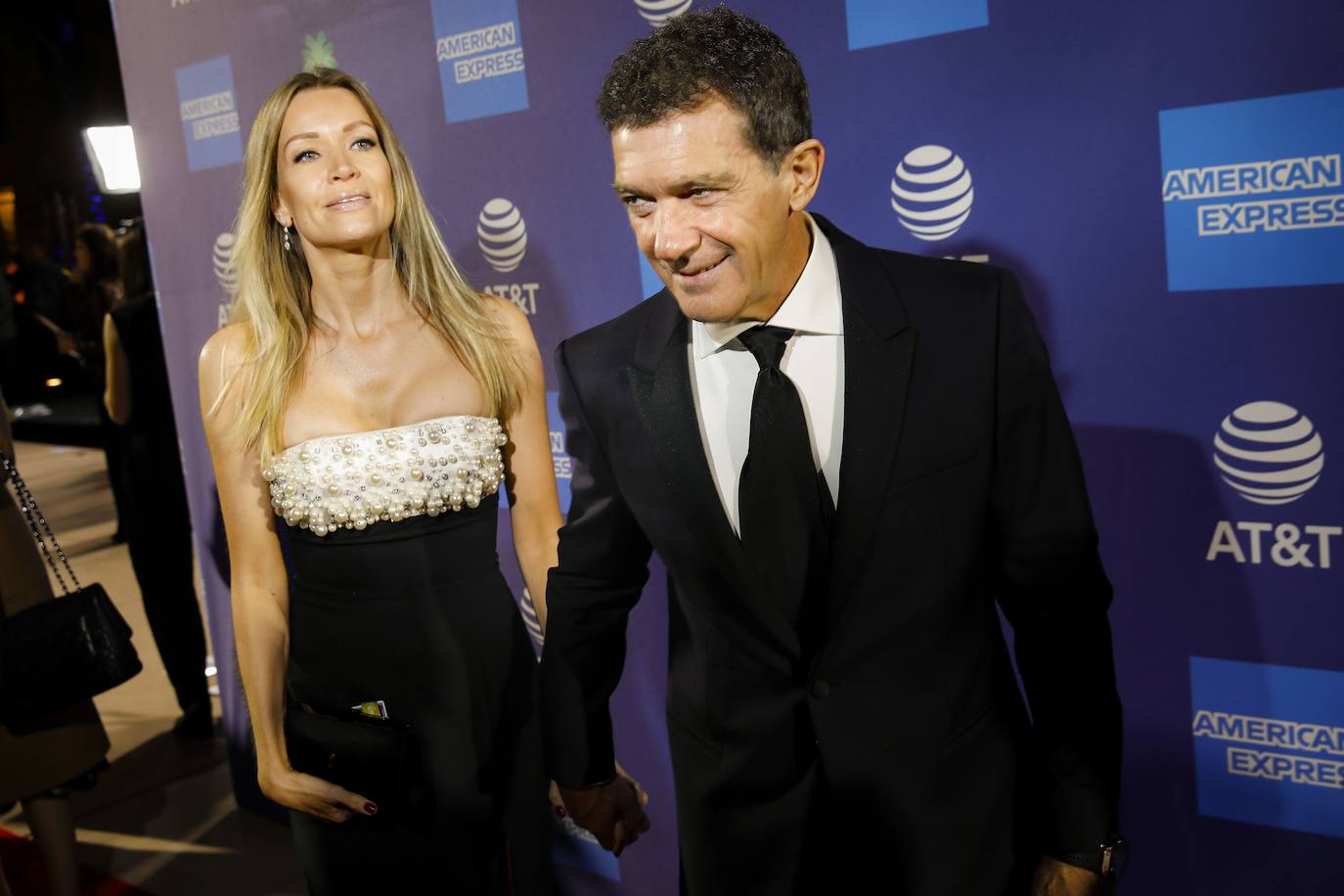 Antonio Banderas y Nicole Kimpel llevan siete años de noviazgo. Son una de las parejas de moda del universo del cine y aunque la alemana se mantiene alejada de los focos, es la mano derecha del actor. Nicole es una apasionada de la moda y una experta en banca. Tiene una hermana gemela con la que comparte una empresa. 