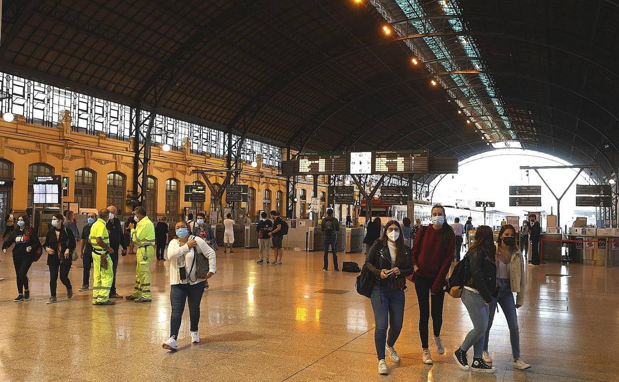 Pasajeros en la estación del Norte de Valencia.