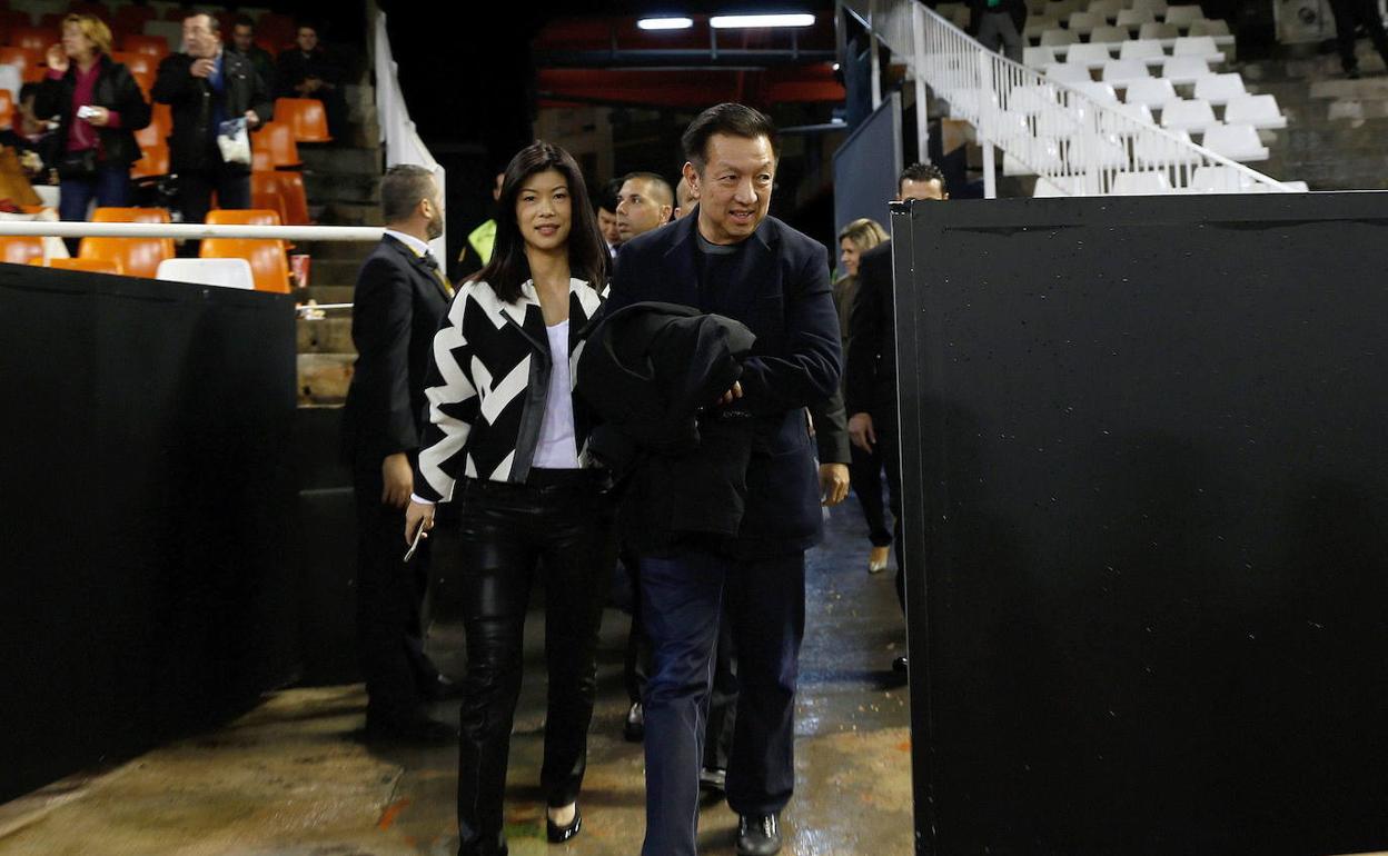 Peter Lim, junto a su esposa, en noviembre de 2014 para presenciar el Valencia-Barça. 