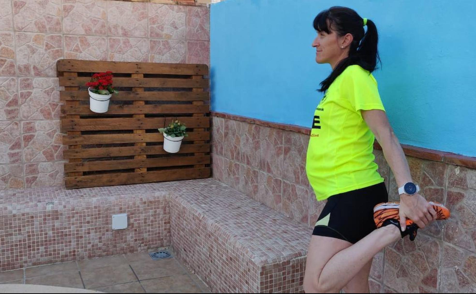 La atleta y psicóloga Davinia Albinyana realiza estiramientos después de haber completado un entrenamiento. 