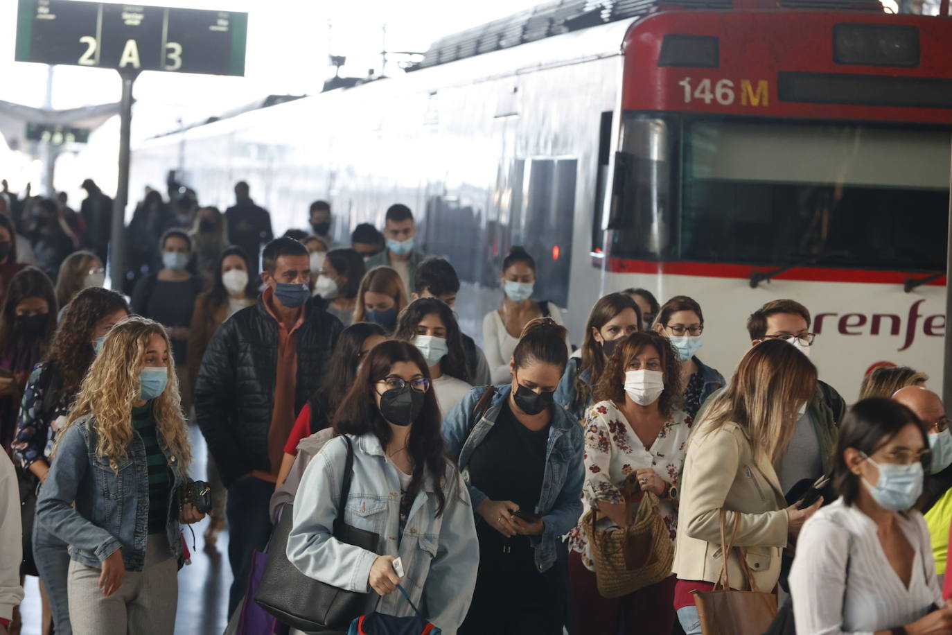 La huelga de maquinistas amenaza el puente de Octubre al cancelarse medio centenar de trenes. 