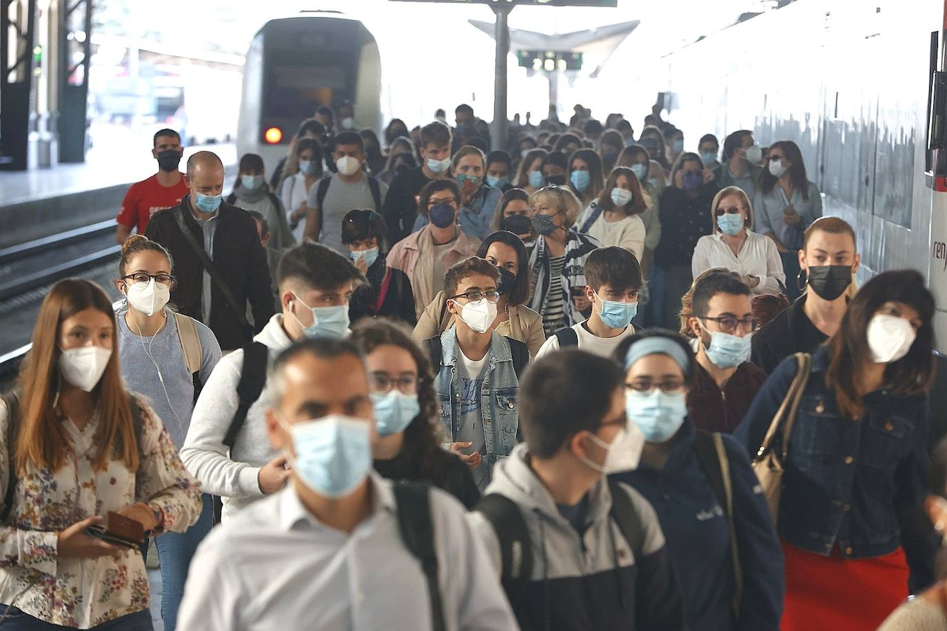 La huelga de maquinistas amenaza el puente de Octubre al cancelarse medio centenar de trenes. 