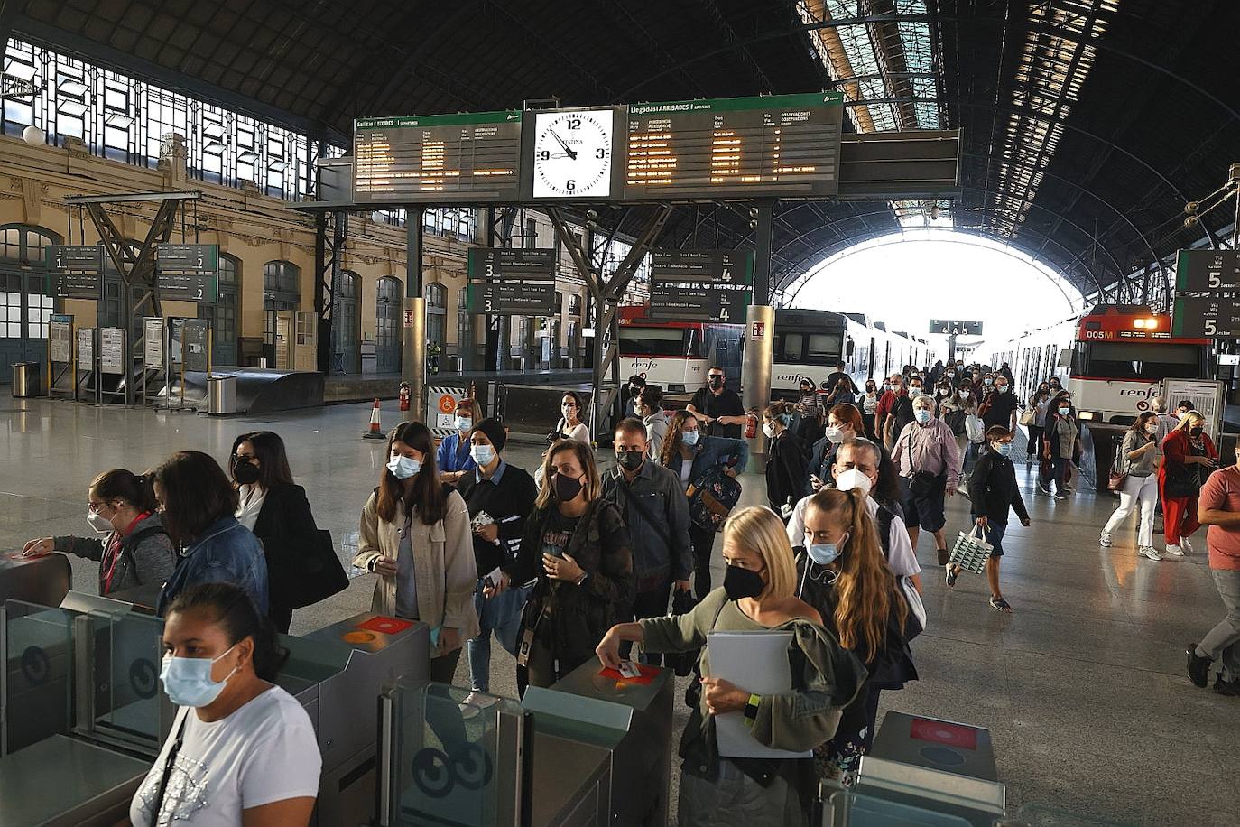 La huelga de maquinistas amenaza el puente de Octubre al cancelarse medio centenar de trenes. 