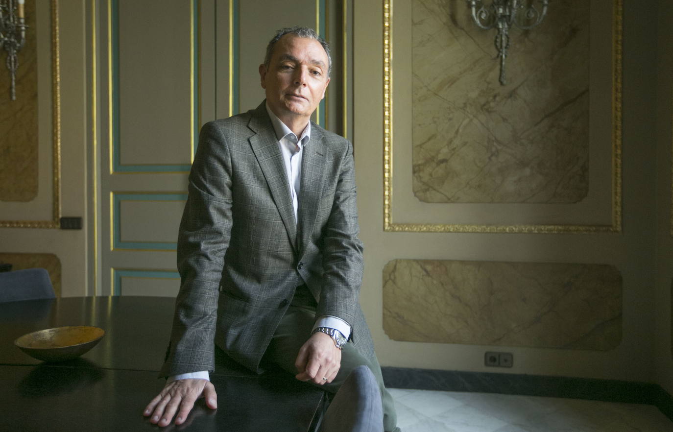 Salvador Navarro, CEV: "Menos individualistas y con capacidad para innovar" | Ante de esta crisis hemos lamentado muchas veces el carácter individualista de los valencianos, pero quiero pensar que esto empieza a cambiar. Lo que no ha variado es nuestra capacidad para emprender, innovar o adaptarnos a los cambios. Y tampoco lo ha hecho nuestro compromiso social, que ahora más que nunca se ha hecho evidente.
