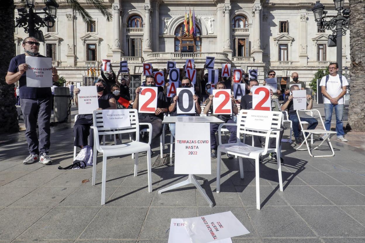 Protesta ayer en la plaza del Ayuntamiento. irene marsilla