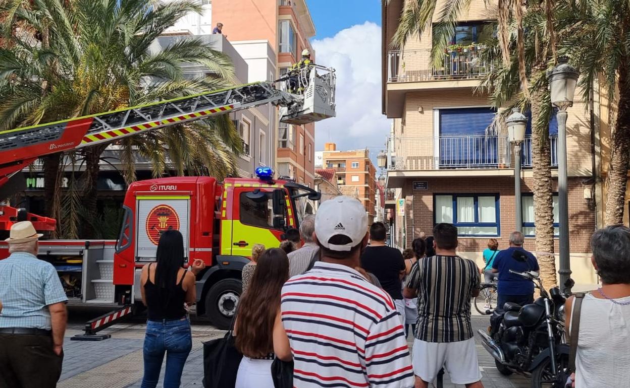 Un grupo de vecinos observa el rescate del menor. 