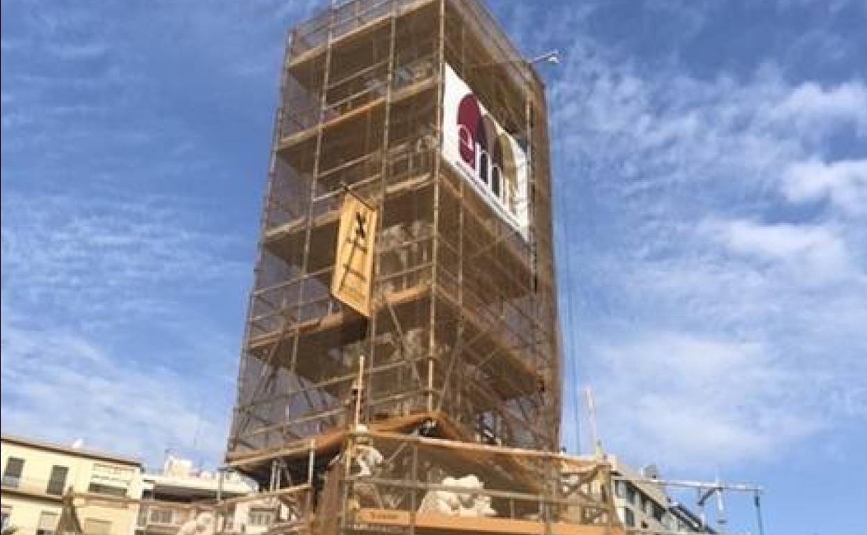 Aspecto actual de la fuente de Luceros, en plena restauración del monumento. 