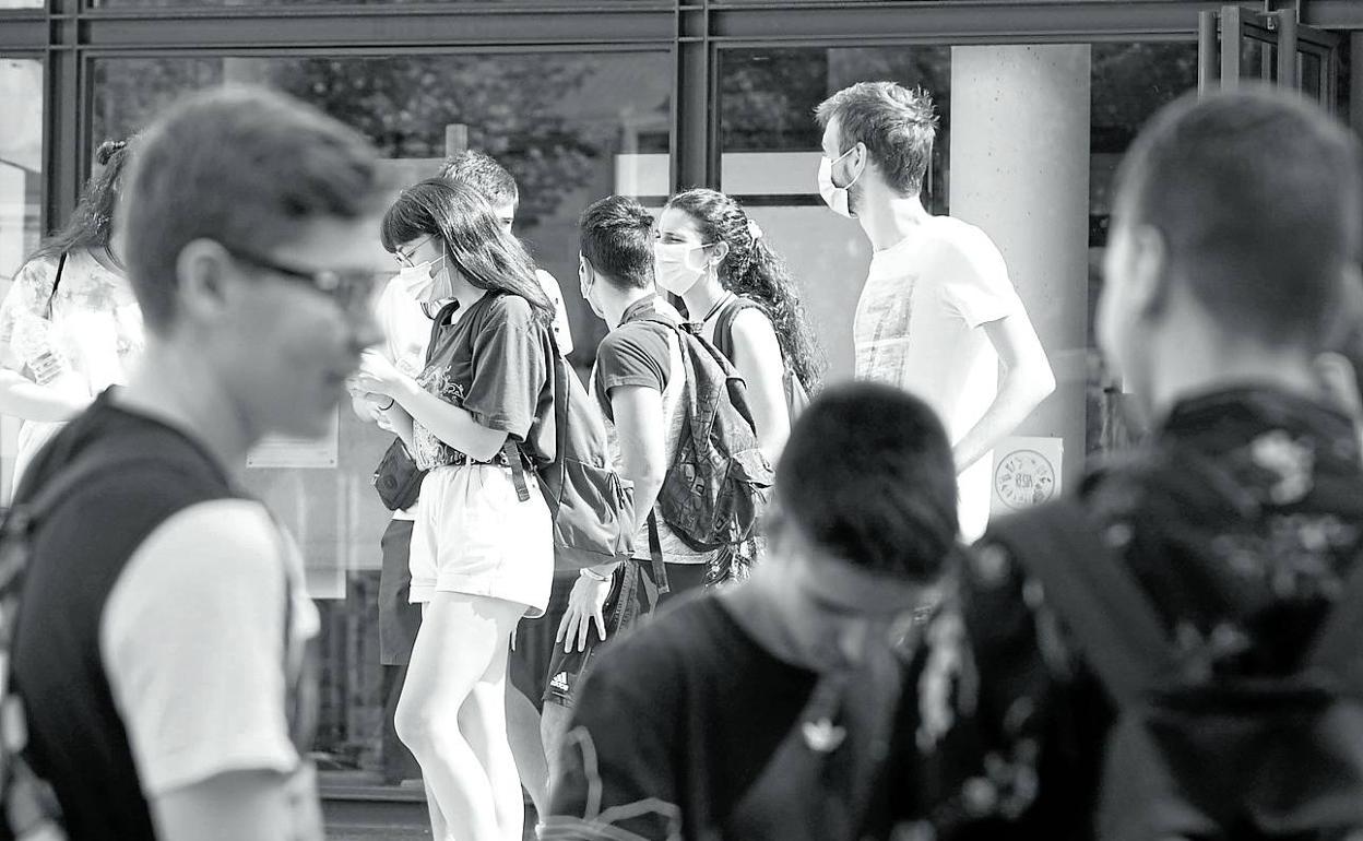 Escolares en los alrededores de un instituto. 